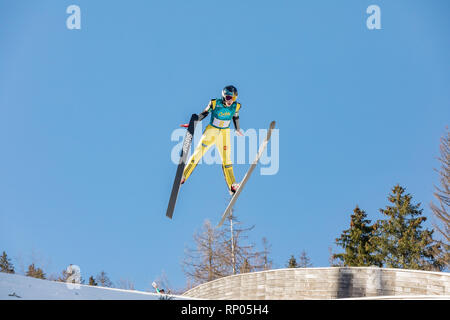 Planica, en Slovénie - 17 février 2019. Les jeunes cavaliers de saut sur un Planica belle journée ensoleillée. Centre nordique de Planica, complexe de collines de saut à ski. Banque D'Images