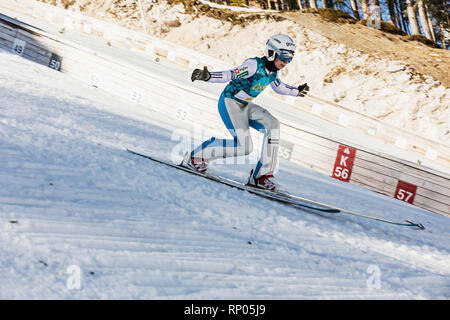 Planica, en Slovénie - 17 février 2019. Les jeunes cavaliers de saut sur un Planica belle journée ensoleillée. Centre nordique de Planica, complexe de collines de saut à ski. Banque D'Images