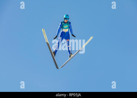 Planica, en Slovénie - 17 février 2019. Les jeunes cavaliers de saut sur un Planica belle journée ensoleillée. Centre nordique de Planica, complexe de collines de saut à ski. Banque D'Images