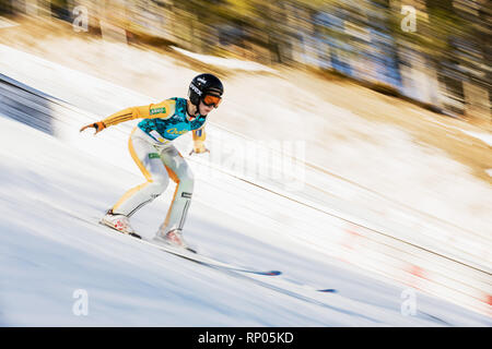 Planica, en Slovénie - 17 février 2019. Les jeunes cavaliers de saut sur un Planica belle journée ensoleillée. Centre nordique de Planica, complexe de collines de saut à ski. Banque D'Images