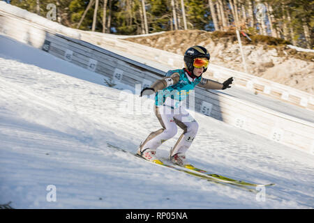 Planica, en Slovénie - 17 février 2019. Les jeunes cavaliers de saut sur un Planica belle journée ensoleillée. Centre nordique de Planica, complexe de collines de saut à ski. Banque D'Images