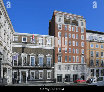 Bâtiments sur St James's Square, Londres. Présente le Club naval et militaire, autrefois centre d'accueil de Nancy Astor. Banque D'Images