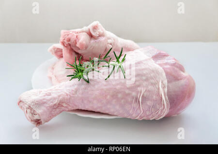 Une vue de cuisse de dinde crus, frais et de la viande. Alimentation saine. Vue de dessus. Close-up avec l'exemplaire de l'espace. Banque D'Images