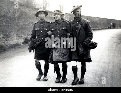 Titre alternatif : photo officielle prise sur le front de l'Ouest britannique en France : l'offensive allemande - Walking Wounded du 51e Description : blessés mais joyeux. Date de création : 1914 Crédit photo : Bibliothèque de l'université Banque D'Images