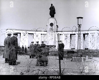 19 mars 1963 - Des officiers de la Force aérienne soviétique la visite d'un Mémorial du Soldat sous bonne garde de soldats britanniques derrière les barbelés Banque D'Images