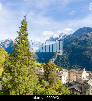 Vue panoramique de Soglio avec Sciore Cengalo, groupe Pizzo Badile, arrière-plan et sur la vallée de Val Bregaglia, Maloja Région, Canton des Grisons, Suisse Banque D'Images