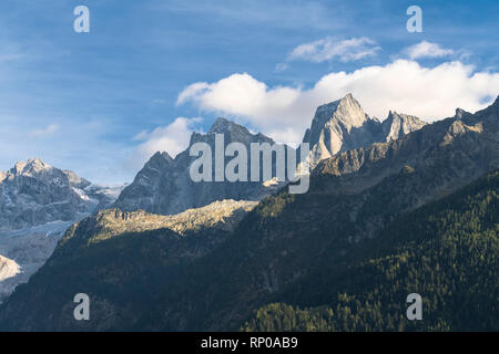 Pizzo Cengalo et Pizzo Badile, Bondasca, vallée de la vallée Val Bregaglia, Maloja Région, canton de Grisons, Suisse Banque D'Images