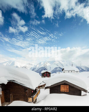 Vue panoramique de l'église et des refuges de montagne couverte de neige fraîche Bettmeralp Française, canton du Valais Suisse Europe Banque D'Images