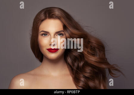 Portrait de beauté de femme de tête rouge parfait. Beau visage de femme Banque D'Images