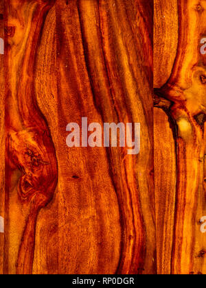 Que le bois d'acacia, avec garniture en bois de rose, fond rouge surface vintage Banque D'Images