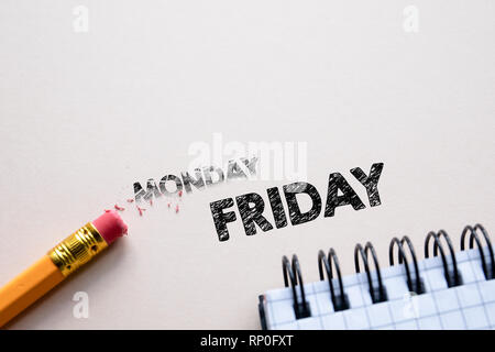 Lundi au vendredi en faisant en gomme. Concept d'action et d'atteindre des objectifs Banque D'Images