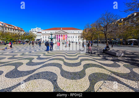 Lisbonne, Portugal - 27 mars 2018 : la place Rossio avec fontaine et personnes Banque D'Images