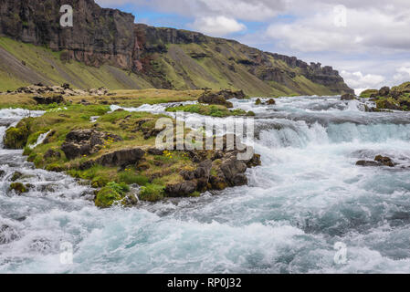 Petite cascade à côté de la Route 1 dans la partie sud de l'Islande Banque D'Images