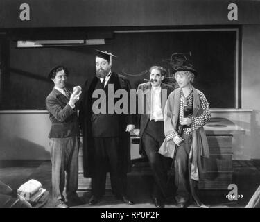 The Marx Brothers HORSE FEERS 1932 Chico Groucho Harpo Lyn Harding Paramount photos Banque D'Images