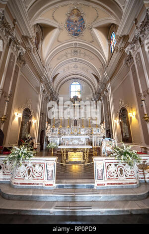 À l'intérieur intérieur de l'église Baroque Chiesa di San Francesco D'Assise, une cathédrale catholique romaine à Ostuni, Brindisi, Pouilles, Italie Banque D'Images