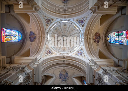 À l'intérieur intérieur de l'église Baroque Chiesa di San Francesco D'Assise, une cathédrale catholique romaine à Ostuni, Brindisi, Pouilles, Italie Banque D'Images
