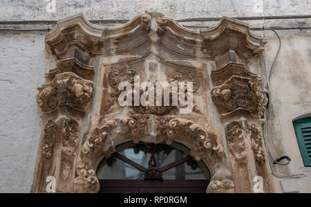 Façade d'une maison de style baroque à Ostuni, Pouilles, Italie - Pouilles. partie de l'ancienne porte en bois Banque D'Images