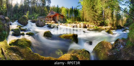 L'Autriche paysage avec cascade et moulin à eau près de Salzbourg, Alpes Golling Banque D'Images