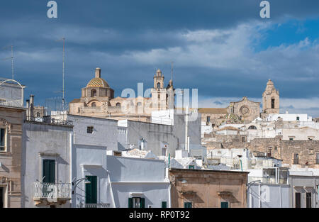La pittoresque vieille ville et cathédrale catholique romaine et l'église Confrérie de Carmine. La ville blanche en Pouilles - Ostuni , Puglia , Italie Banque D'Images