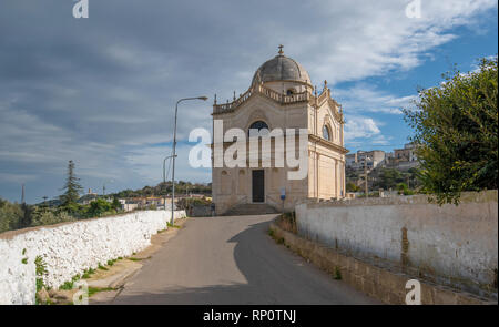 Panorama de la pittoresque et cathédrale catholique romaine, l'église Madonna della Chiesa Grata à Ostuni, Pouilles, Brindisi, Italie. La ville blanche Banque D'Images