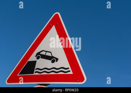 Achtung Ufer ou road sign, avertissement de côte, près de la rivière Eider-Delve-Sorge Niederung, Schleswig-Holstein, Allemagne, Europe Banque D'Images