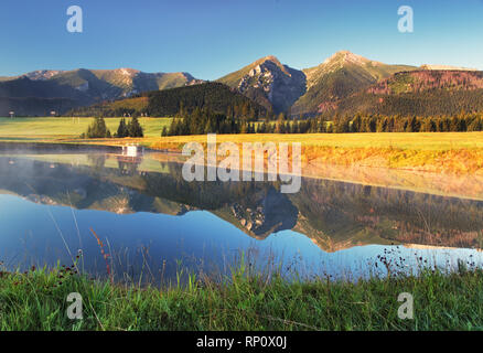 Reflet de la montagne dans l'eau - Belianske Tatry, Slovaquie Banque D'Images