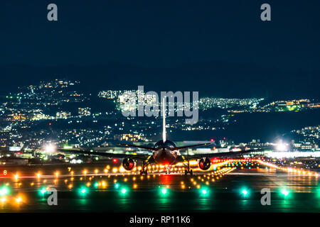 OSAKA, JAPON - JAN. 2, 2019 : ANA Boeing airplane décollant de l'Aéroport International d'Itami à Osaka au Japon dans la nuit. Banque D'Images