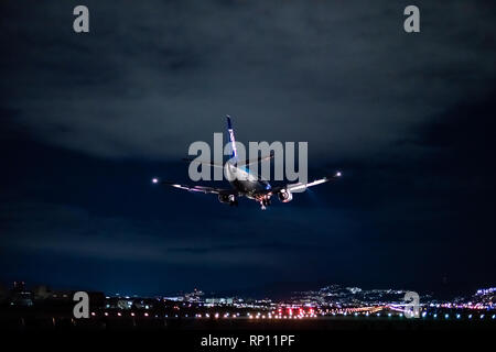 OSAKA, JAPON - JAN. 3, 2019 : ANA Boeing 737-500 pouvant accueillir les ailes à l'atterrissage de l'Aéroport International d'Itami à Osaka au Japon dans la nuit. Banque D'Images