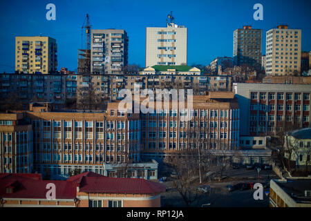 Un bâtiment de banlieue standard dans l'architecture de style des années 50, 60 et 70 à Vladivostok, Russie Banque D'Images