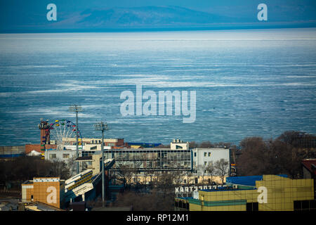 L'épais bloc de glace dépasse de la ville de Vladivostok dans un jour d'hivers ensoleillé mais froid, la Russie Banque D'Images