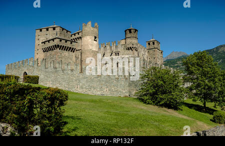 Vue panoramique du château médiéval au Val d'Aoste Banque D'Images