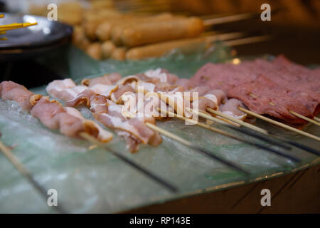 Brochettes de boeuf et de lard d'un marché de nuit Banque D'Images