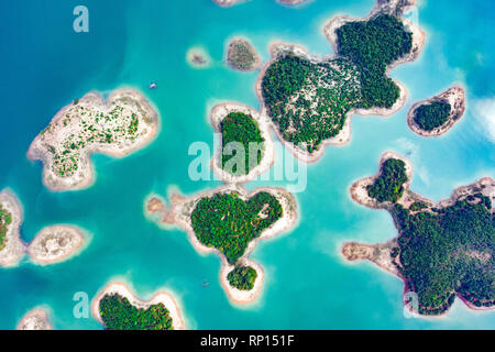 (Vue de dessus) Superbe vue aérienne d'une île en forme de cœur au milieu d'un groupe d'autres îles dans le réservoir à Thalat Nam Ngum. Banque D'Images