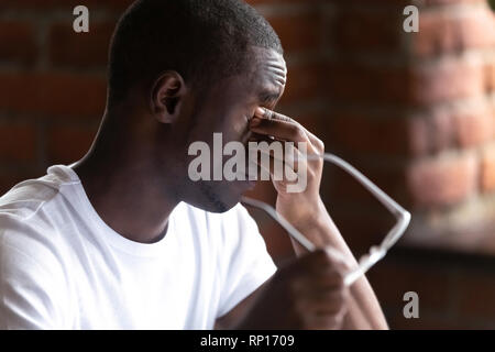 Close up étudiants noirs enlever verres yeux massage Banque D'Images