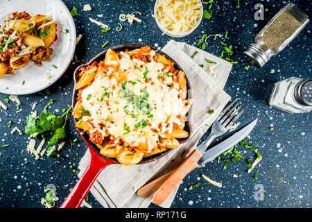 Casserole de Pâtes crémeuses au four, macaroni au fromage avec de la viande hachée, sol italien boeuf bolognaise en cocotte, bleu foncé fond béton copy space Banque D'Images