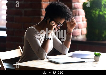 Grave black girl talking on mobile phone Banque D'Images