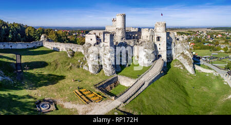 Vaste panorama des ruines du château médiéval sur le rocher en Pologne, Ogrodzieniec. L'une des forteresses appelés nids d'aigles en polonais Jurassic Highland Banque D'Images