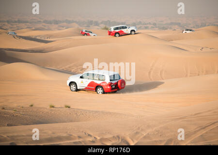 Dubaï, Émirats arabes unis - Février 18, 2018 : Desert Safari - Conduite de véhicules hors-route à travers les dunes de sable, des animations traditionnelles pour les touristes dans la région de desert clo Banque D'Images