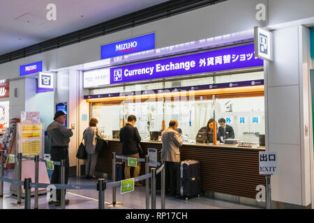 Le Japon, Honshu, Tokyo, l'aéroport de Haneda, Terminal, zone de départ de l'International, les clients de changer de l'argent à l'office de bureau de change Banque D'Images