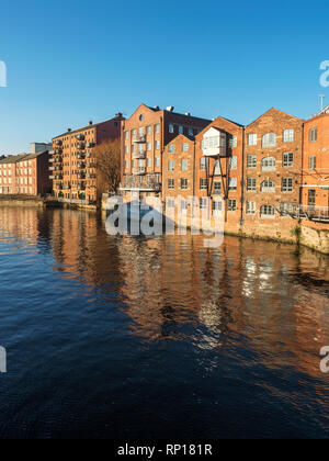 Les appels à la conversion des bâtiments au bord de l'atterrissage sur la rivière Aire dans Leeds West Yorkshire Angleterre Banque D'Images