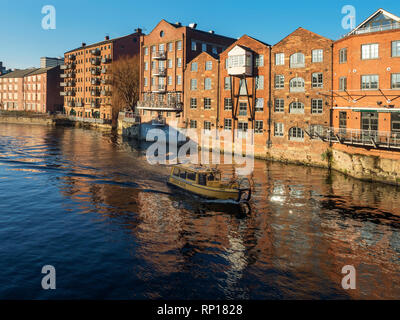 Les appels à la conversion des bâtiments au bord de l'atterrissage sur la rivière Aire dans Leeds West Yorkshire Angleterre Banque D'Images