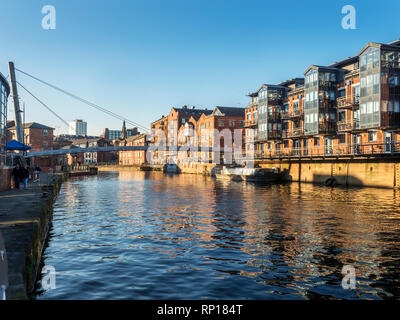 Du Pont sur la rivière Aire de débarquement aux appels Brewery Wharf Leeds West Yorkshire Angleterre Banque D'Images