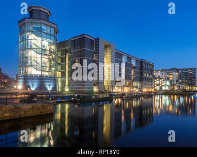 Le Royal Armouries Museum de Leeds au crépuscule Dock Leeds West Yorkshire Angleterre Banque D'Images