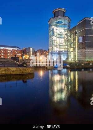 Le Royal Armouries Museum de Leeds au crépuscule Dock Leeds West Yorkshire Angleterre Banque D'Images