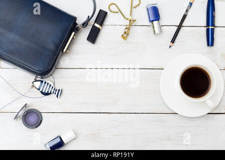 Set accessoires de maquillage bleu et bleu sac à main. darl Copy space Banque D'Images