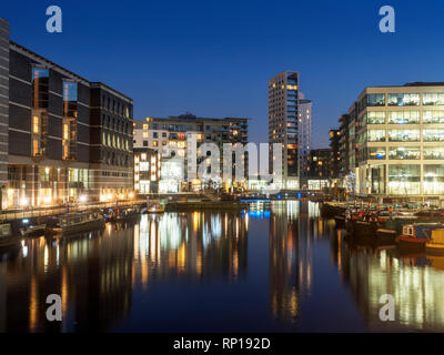 Les bâtiments modernes reflètent dans Dock Leeds au crépuscule Leeds West Yorkshire Angleterre Banque D'Images