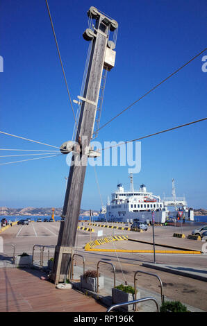 Palau, Sardaigne, Italie. Le port et le ferry-boat à l'île de La Maddalena Banque D'Images