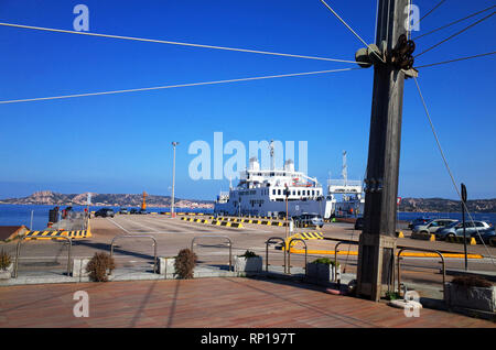Palau, Sardaigne, Italie. Le port et le ferry-boat à l'île de La Maddalena Banque D'Images