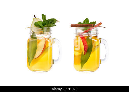 Deux de la limonade sur un fond blanc. Une boisson rafraîchissante avec poires et jus de pomme. Isolé Banque D'Images