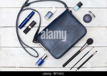 Accessoires féminin. Sac à main bleu foncé et bleu maquillage. Mise à plat Banque D'Images